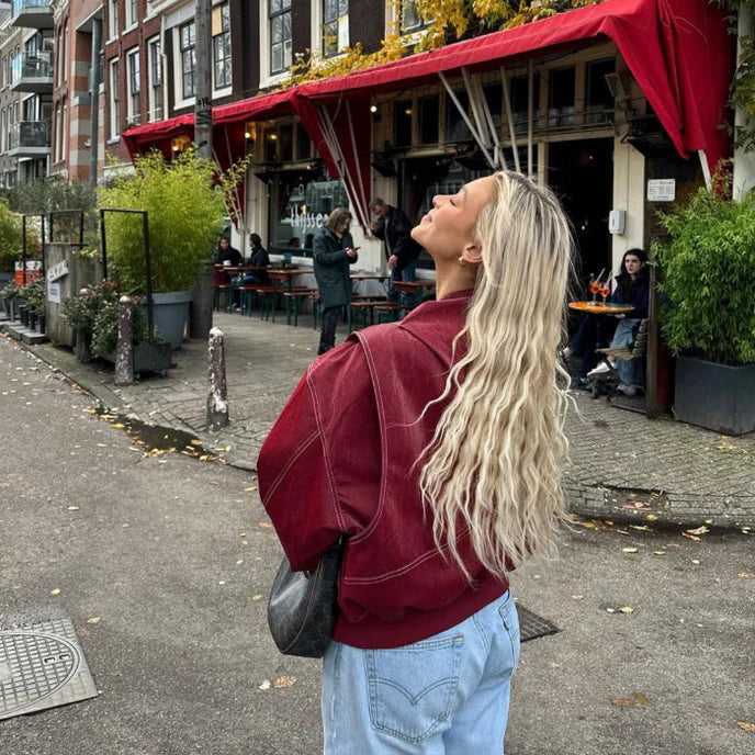 Trendige weinrote Damen Oversize Bomberjacke, cooler Streetstyle-Look, moderne Frauenmode für Herbst & Winter.