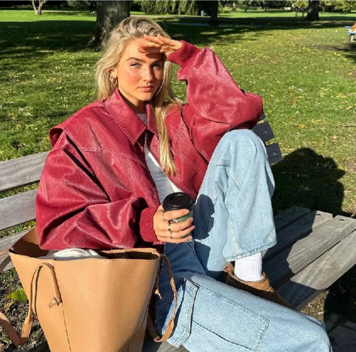 Warme weinrote Damen Bomberjacke Oversize, stilvolle Herbst/Winter Übergangsjacke für urbanen Streetstyle.