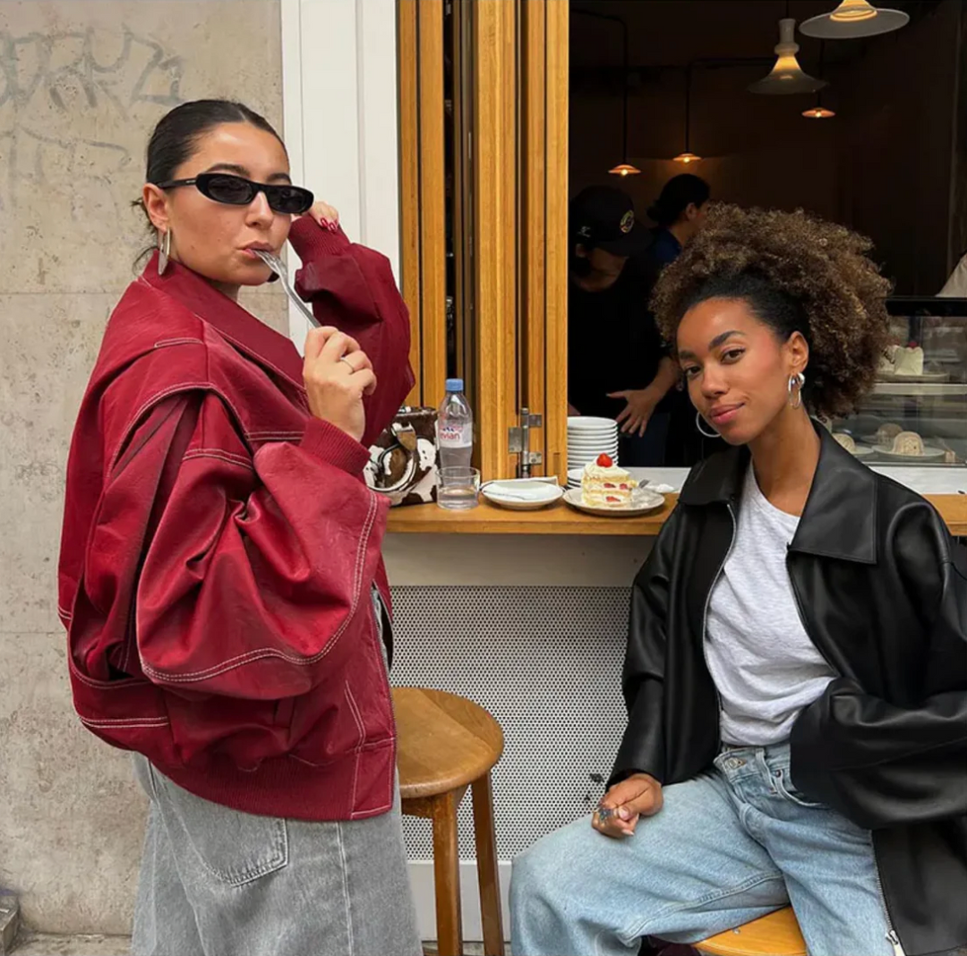 Hochwertige weinrote Damen Oversize Bomberjacke, modische Streetstyle Jacke mit lässig-elegantem Schnitt.