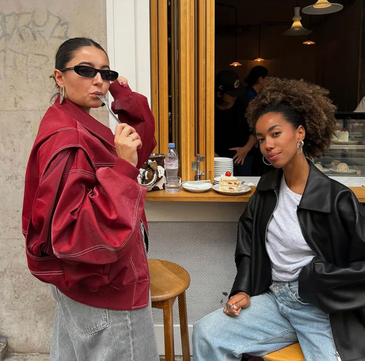 Hochwertige weinrote Damen Oversize Bomberjacke, modische Streetstyle Jacke mit lässig-elegantem Schnitt.