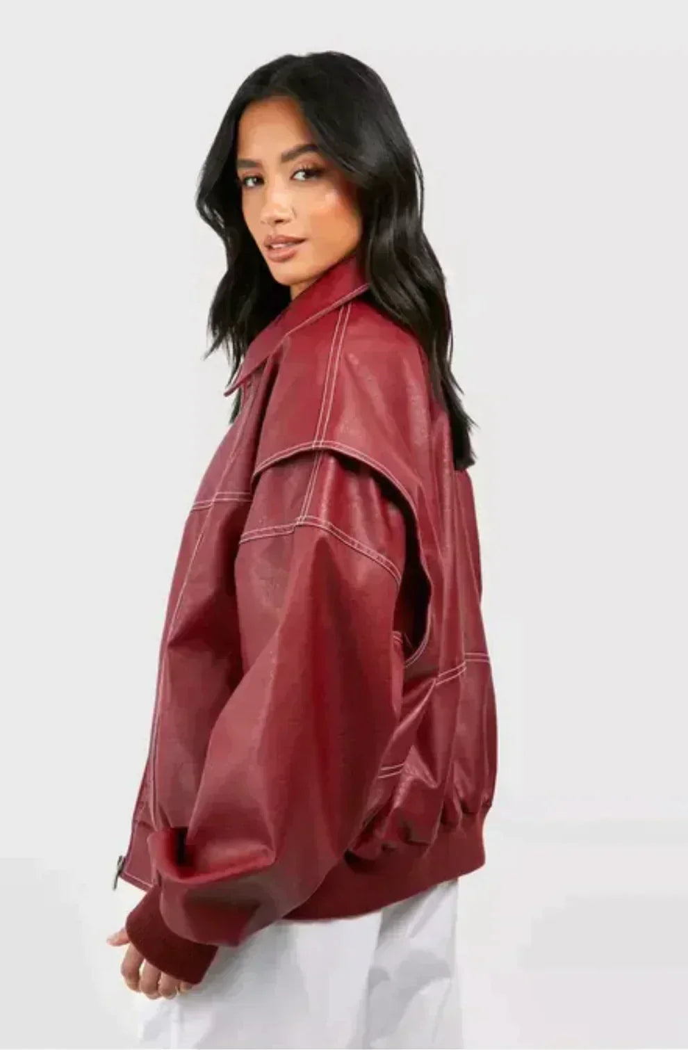 Model trägt weinrote Damen Oversize Bomberjacke, elegant-lässiger Herbst-Look, perfekt für Streetstyle.