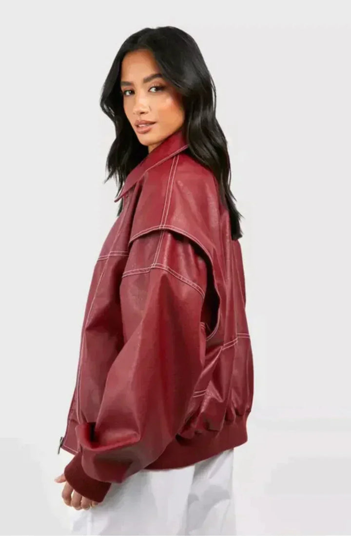 Model trägt weinrote Damen Oversize Bomberjacke, elegant-lässiger Herbst-Look, perfekt für Streetstyle.