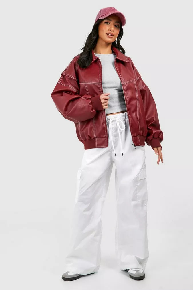 Rückenansicht der weinroten Damen Oversize Bomberjacke, lässiger Schnitt, ideal für Herbst & Winter.