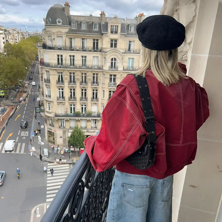 Offene weinrote Damen Oversize Bomberjacke, lässiger Streetstyle für Frauen, ideal über Herbst-Outfits.