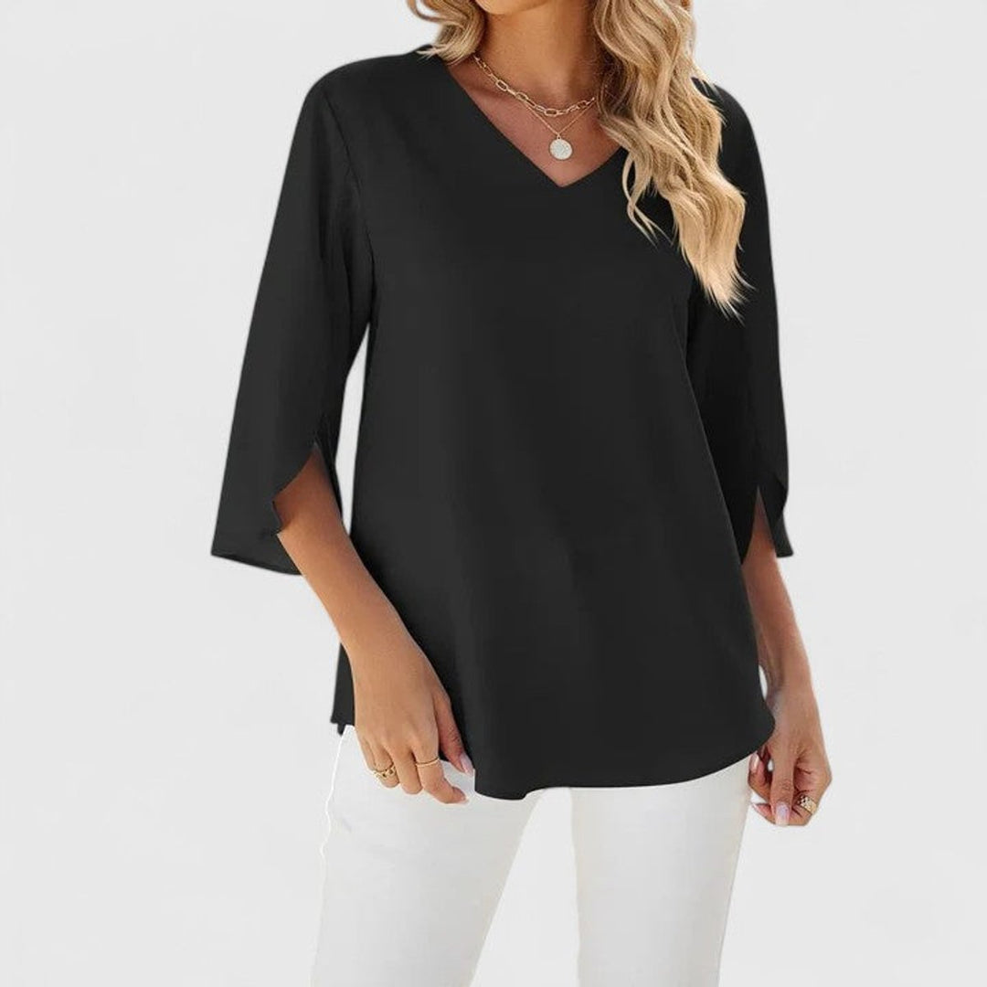 Sommerliche Damen-Rüschenbluse mit V-Ausschnitt. Atmungsaktives, fließendes Oberteil für heiße Tage.
