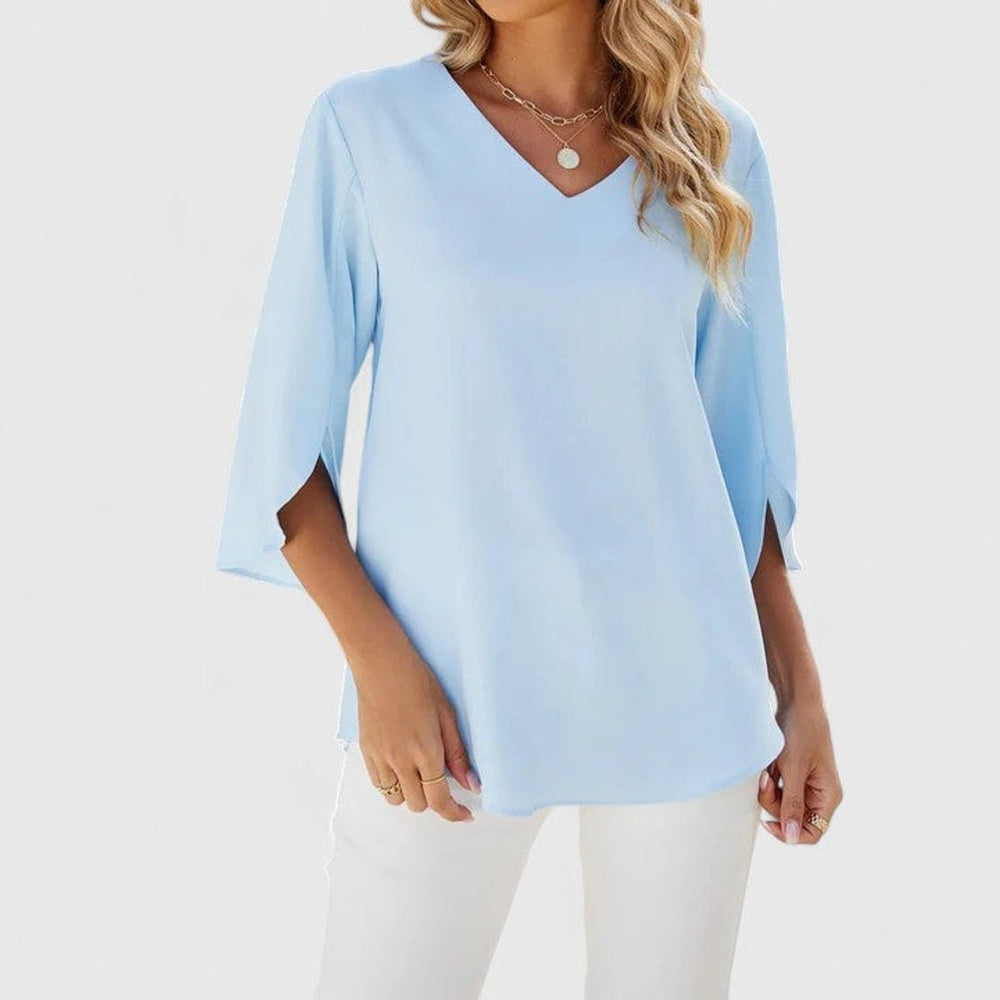 Stilvolle Damenbluse mit modischen Rüschen und tiefem V-Ausschnitt. Ideal für fließende Looks im Herbst.