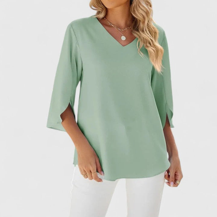 Stylische Damenbluse mit dezenten Rüschen und V-Ausschnitt. Perfekt für einen schicken Büro-Look oder Freizeit.