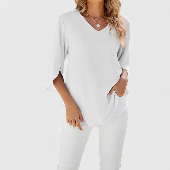 Rüschenbluse für Damen mit V-Ausschnitt und 3/4-Ärmeln. Fließende Passform für stilvolle Frühling-Outfits.