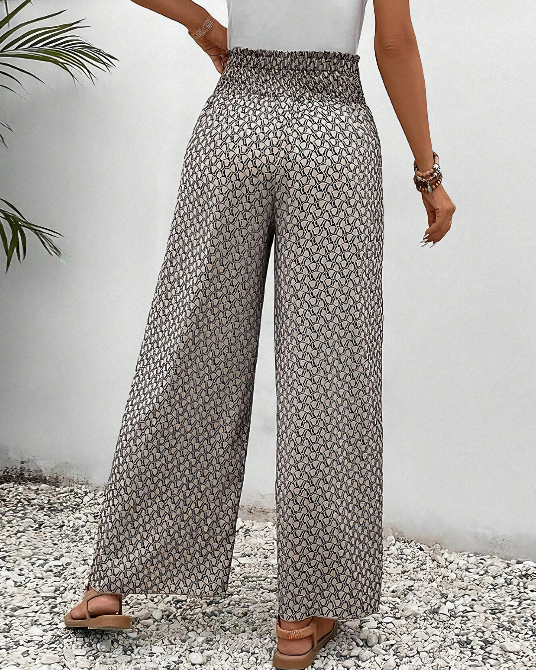 Modische Damenhose mit weitem Bein, bietet stilvollen Komfort. Perfekt als Freizeithose oder elegante Business-Hose.