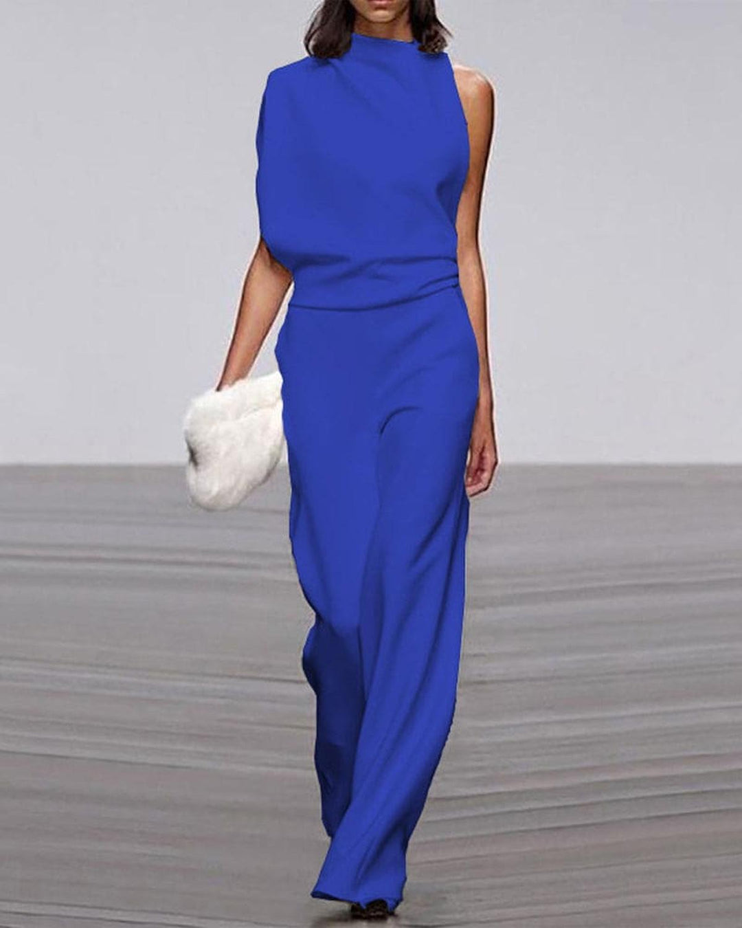 Zeitloser Damen-Jumpsuit mit weitem Bein und One-Shoulder-Detail. Ideal für Hochzeitsgäste & Sommer-Partys.