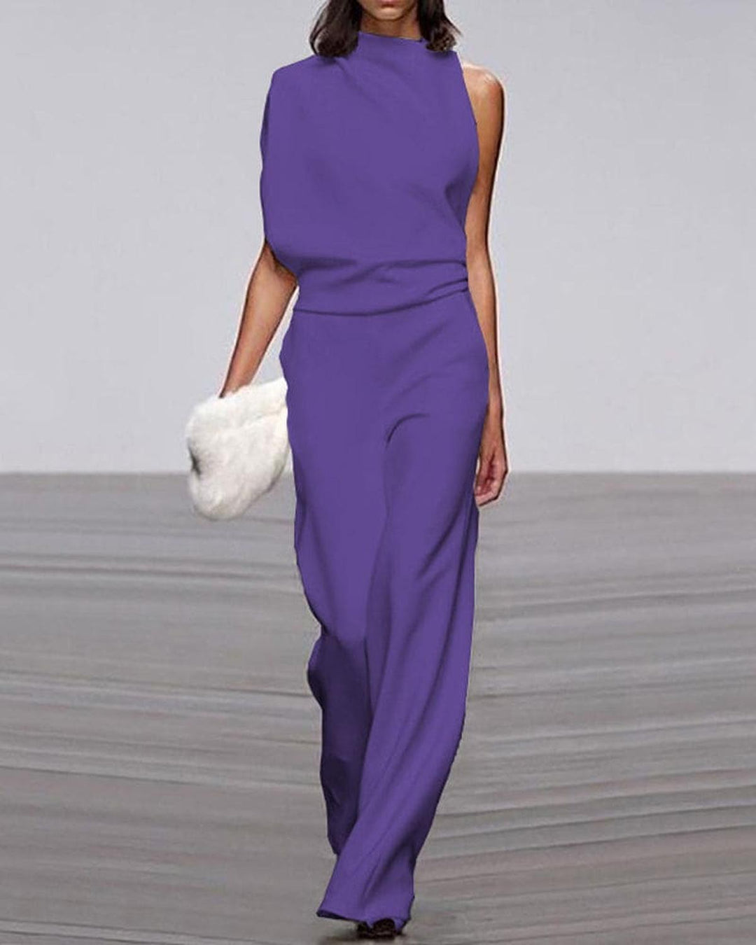 Luxuriöser Damen-Jumpsuit mit weitem Bein für besondere Anlässe. Frauenmode mit elegantem One-Shoulder-Design.