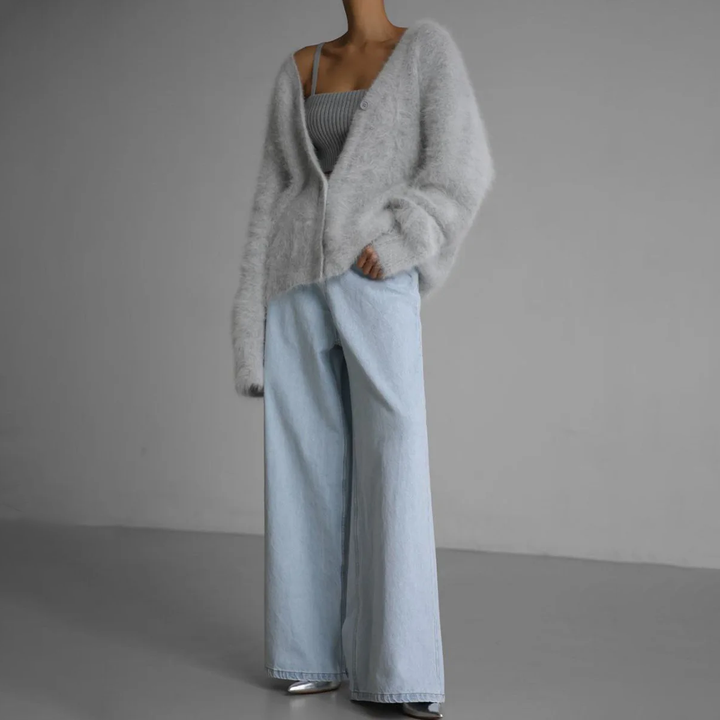 Moderner Damen Cardigan, Oversized geschnitten für stilvolle Bequemlichkeit. Passt perfekt zur Herbstmode.