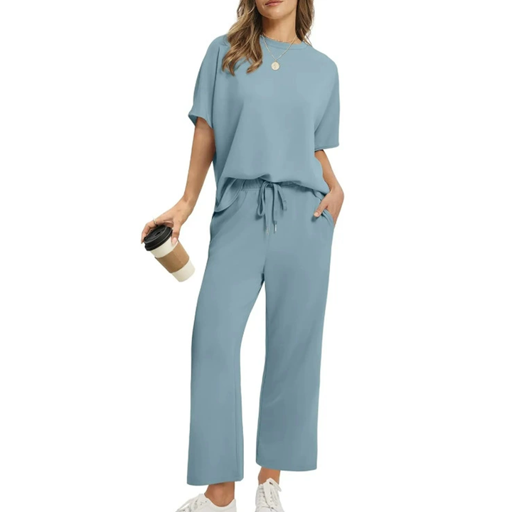 Vielseitiges Damen Set: elegantes Kurzarm Top & bequeme Knöchelhose. Perfekt für den Alltag und entspannte Sommermode.