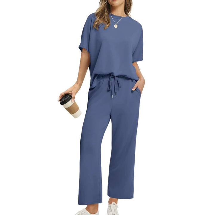 Elegantes Damen Set bestehend aus einem bequemen Kurzarm Top und einer lässigen Knöchelhose. Ideal als Sommer-Outfit.