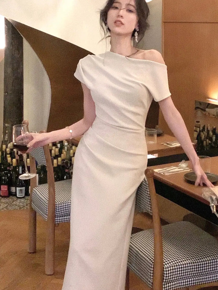 Langes Damen Bodycon Kleid mit Off-Shoulder Ausschnitt. Ein elegantes Partykleid für unvergessliche Nächte.