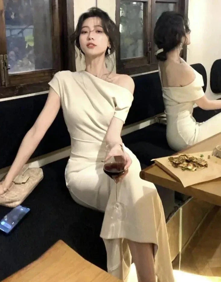 Modisches Off-Shoulder Abendkleid für Damen, eng anliegend und bodenlang. Ideal für besondere Events.