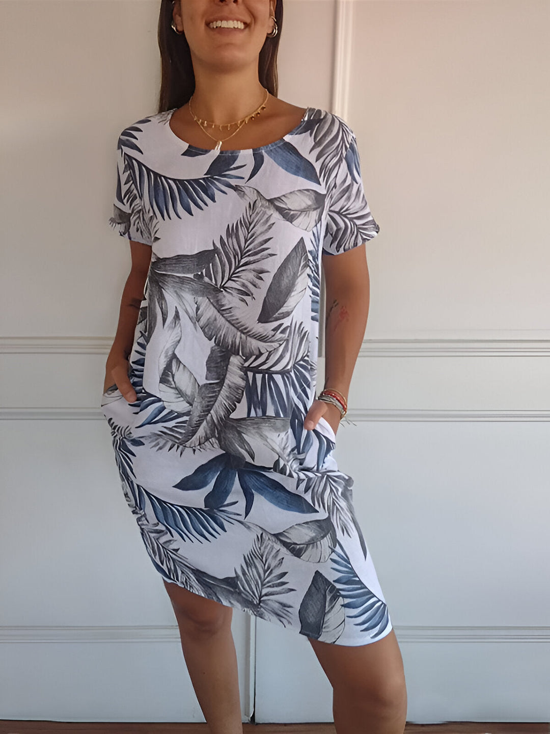 Modernes, elegantes Midi-Herbstkleid für Damen. Langärmliges Freizeitkleid, auch fürs Büro geeignet.