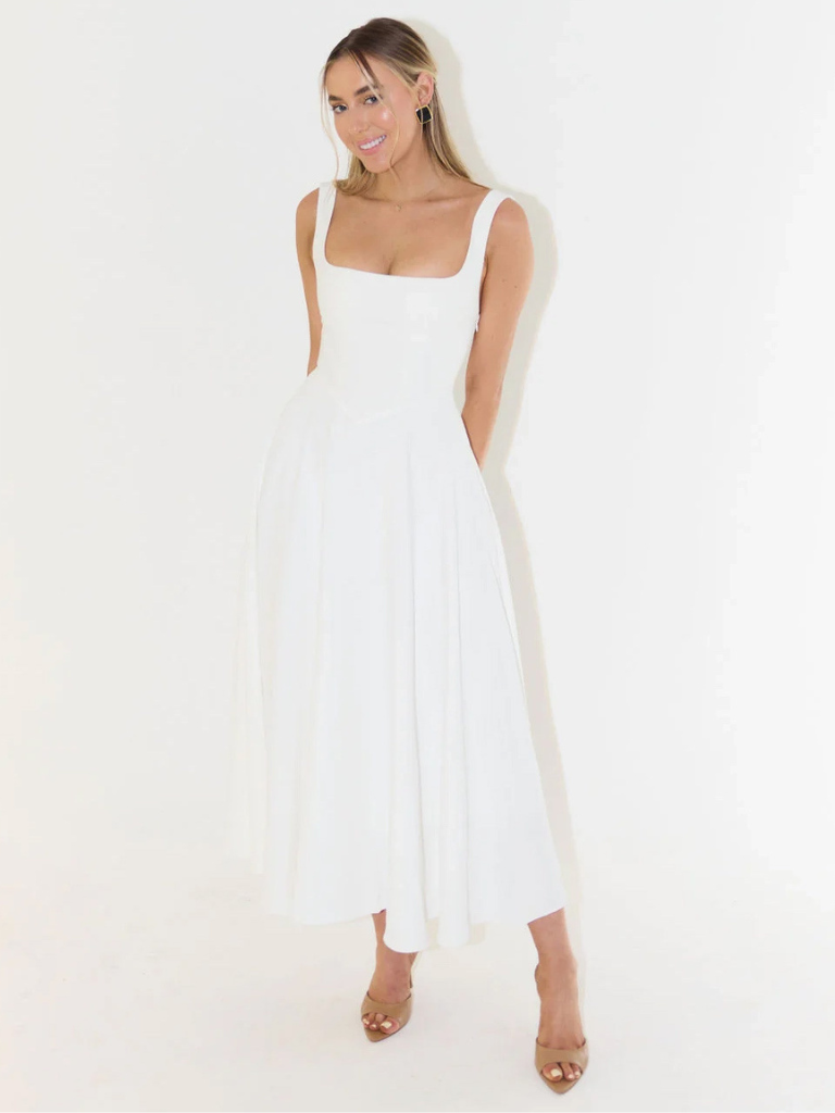 Elegantes weißes Midikleid für Damen, A-Linie, quadratischer Ausschnitt, breite Träger. Ideal als Herbstkleid.