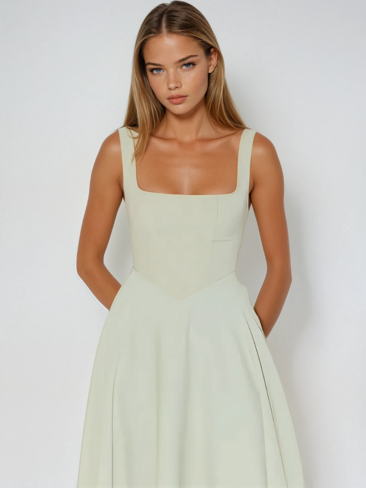 Salbeigrün modisches Damen Herbstkleid, knielang, breite Träger, quadratischer Ausschnitt. Vielseitig.