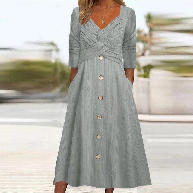 Nahaufnahme des fließenden Stoffes am modischen Damen Sommerkleid, das Leichtigkeit & Komfort verspricht.