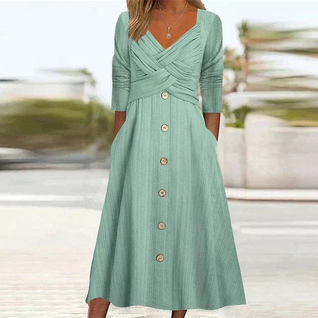 Frau trägt ein leichtes, elegantes Damen Sommerkleid, knielang, mit schwingendem Rock für stilvolle Auftritte.