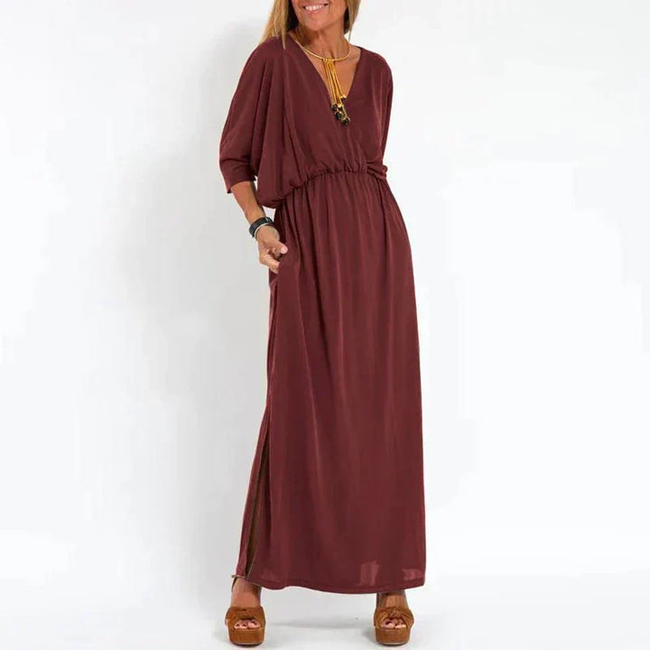 Elegantes schwarzes Maxikleid Sophia. Langes Damenkleid mit V-Ausschnitt für Komfort und Stil im Herbst.