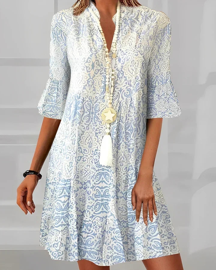 Damen-Abendkleid in Blau mit feinem Musterdruck, ideal für besondere Anlässe. Zeitloses, elegantes Freizeitkleid.