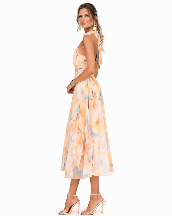 Elegantes Damenkleid, Maxilänge, mit lebhaftem Aquarellmuster. Ärmelloses Design für sommerlichen Chic.