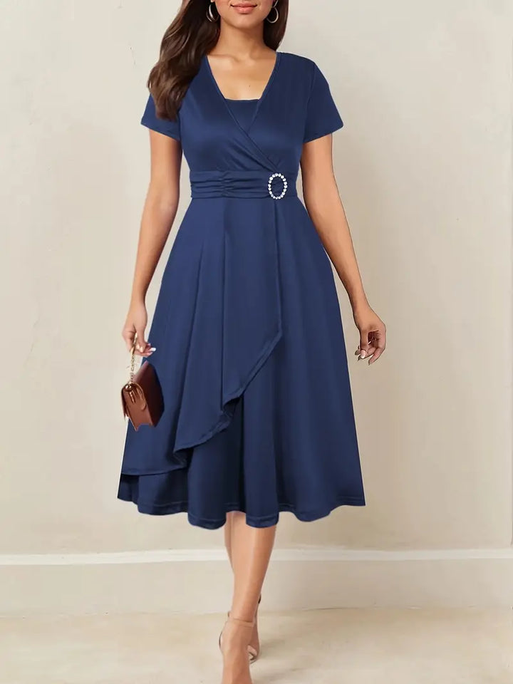 Elegantes Damen Maxikleid für festliche Anlässe, mit V-Ausschnitt und asymmetrischem Schnitt, als Partykleid.