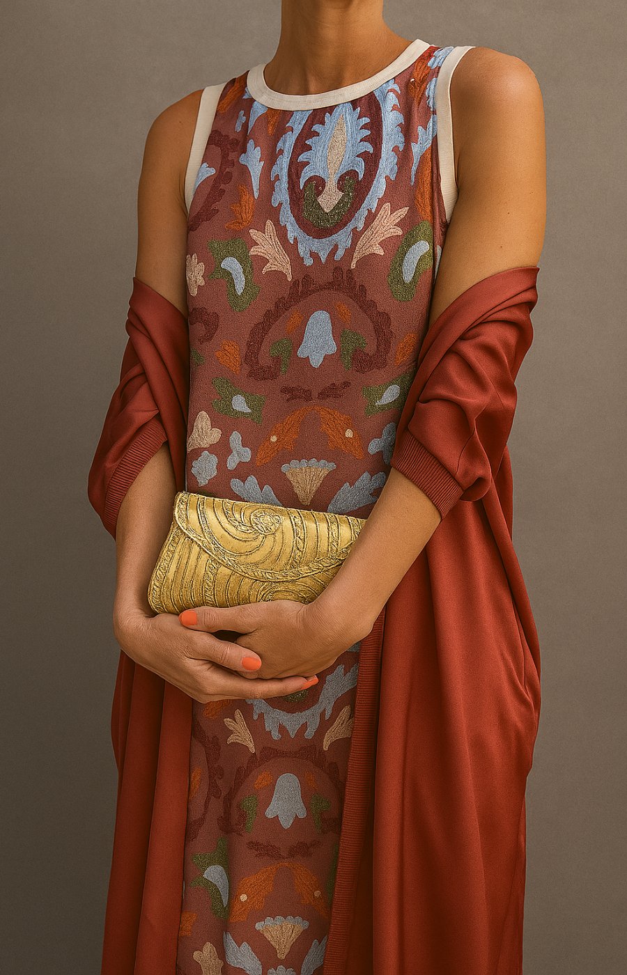 Feminines langes Abendkleid für Damen mit zarter Blumenstickerei und ergänzendem Mantel, perfekt für besondere Anlässe.