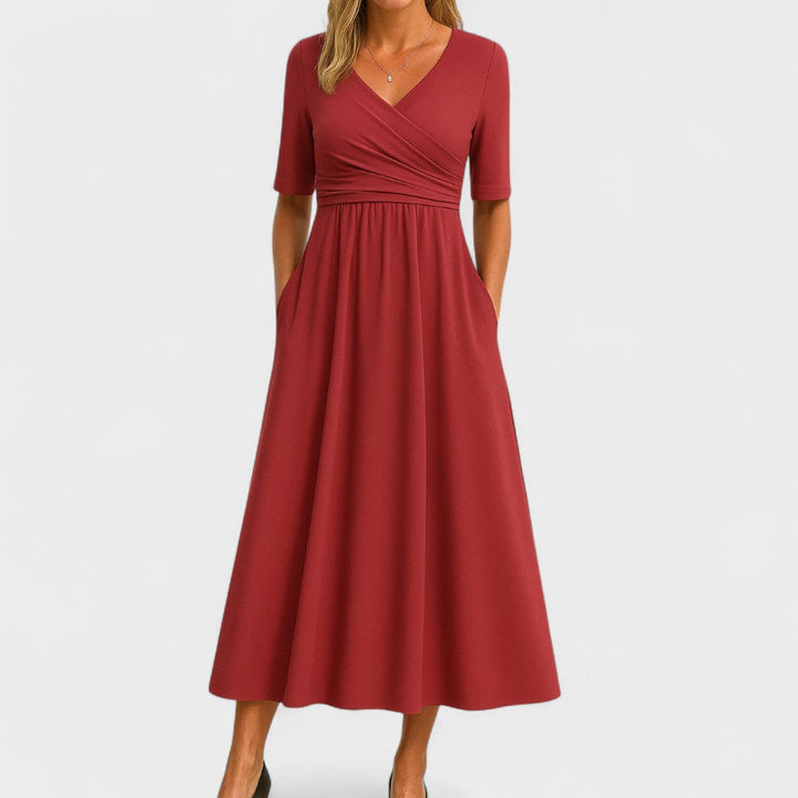 Elegantes Damen Wickel-Midikleid mit fließendem Rockteil, figurschmeichelnde Silhouette von hinten.