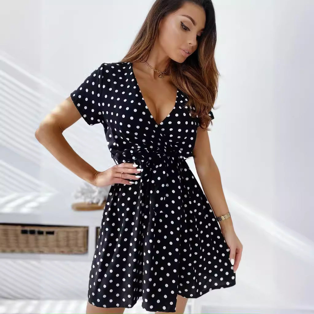 Schmeichelhaftes Polka-Dot Wickelkleid für Damen; elegantes Minikleid mit Pünktchenmuster, ideal als Sommer- & Partykleid.