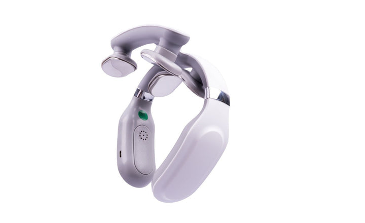 Person entspannt sich mit Nackenmassagegerät, das durch Wärme & Vibration effektiv Verspannungen löst.