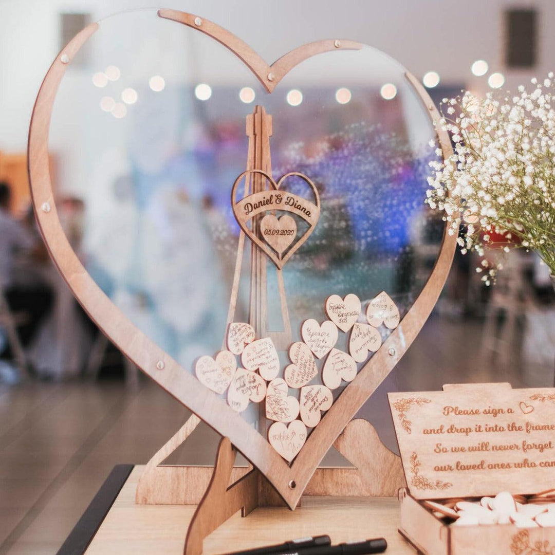 Einzigartiges Holz-Gästebuch in Herzform, ein liebevolles Geschenk für Hochzeiten, Jubiläen oder Geburtstage.