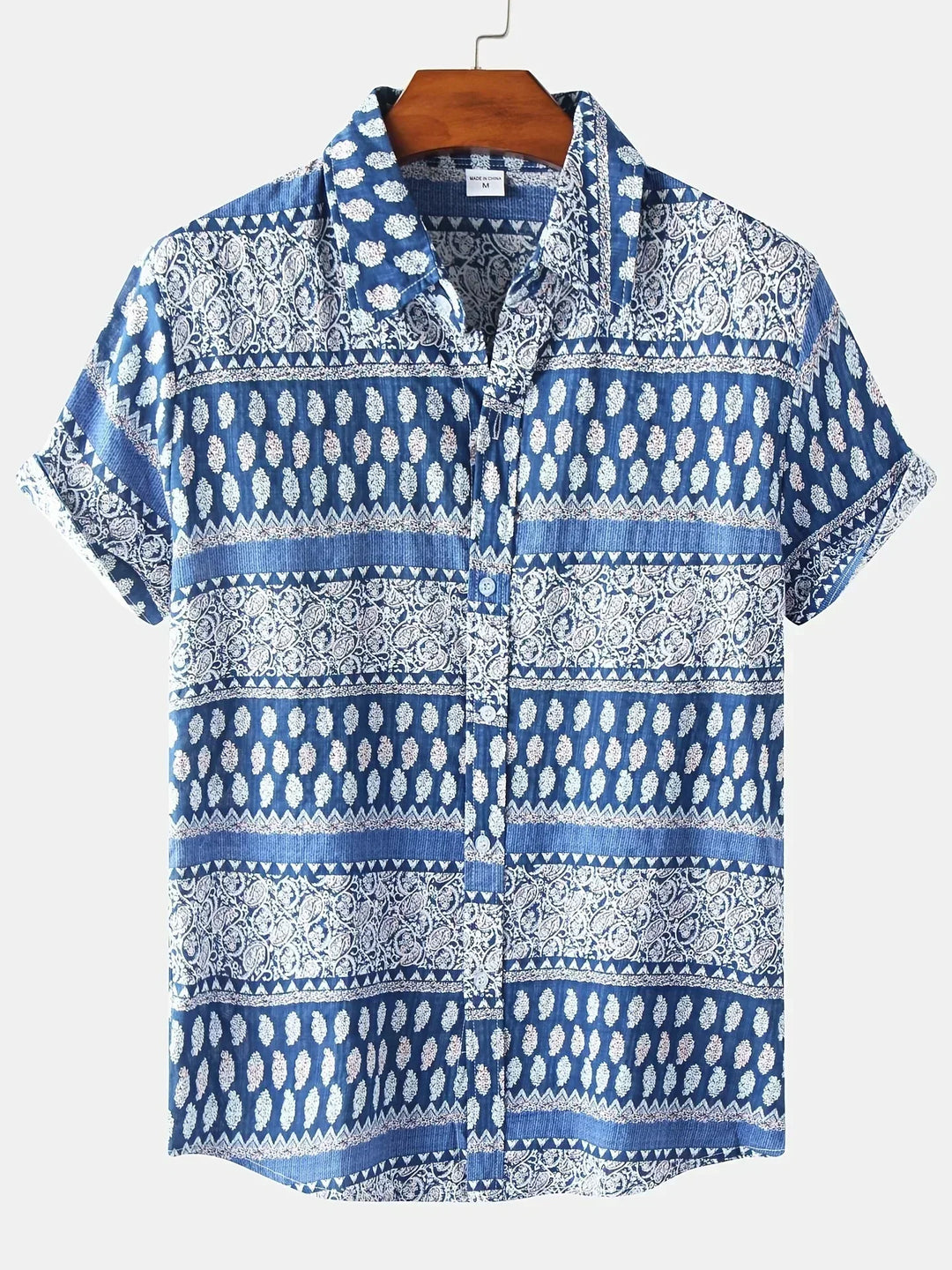 Herren Freizeithemd mit dynamischem Blumenmuster in Blau und Rot. Lässiges Kurzarmhemd für modische Sommerlooks.