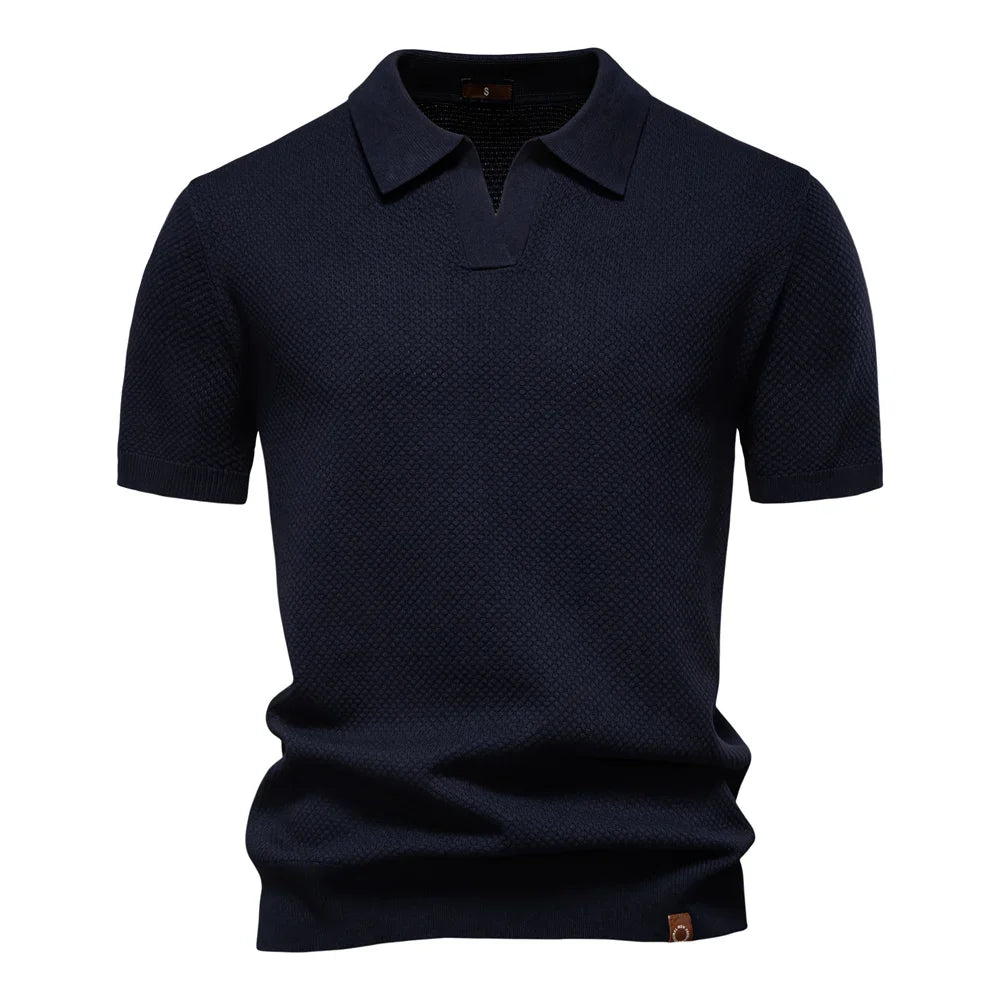 Rückenansicht des strukturierten Herren Poloshirts Elio. Komfortables, stilvolles Kurzarm-Oberteil für Eleganz.