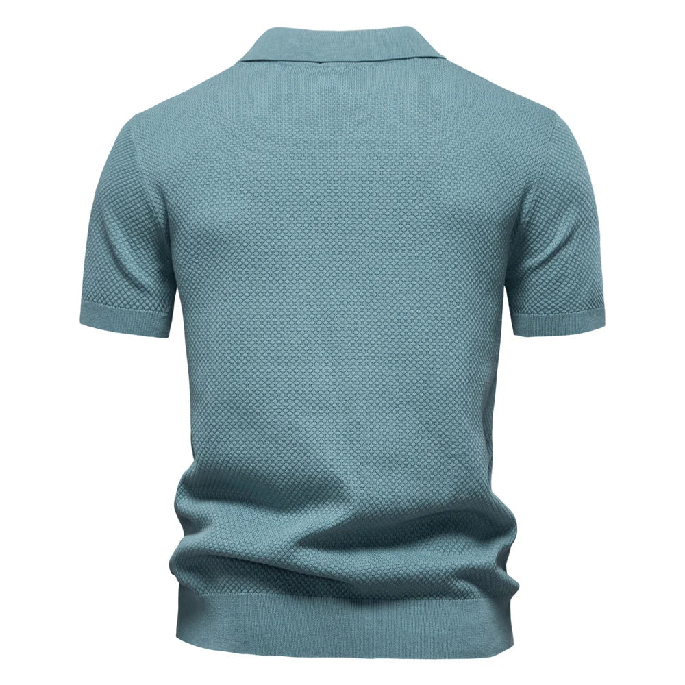 Nahaufnahme des strukturierten Gewebes vom Herren Poloshirt Elio. Hochwertiges, atmungsaktives Kurzarm-Oberteil.