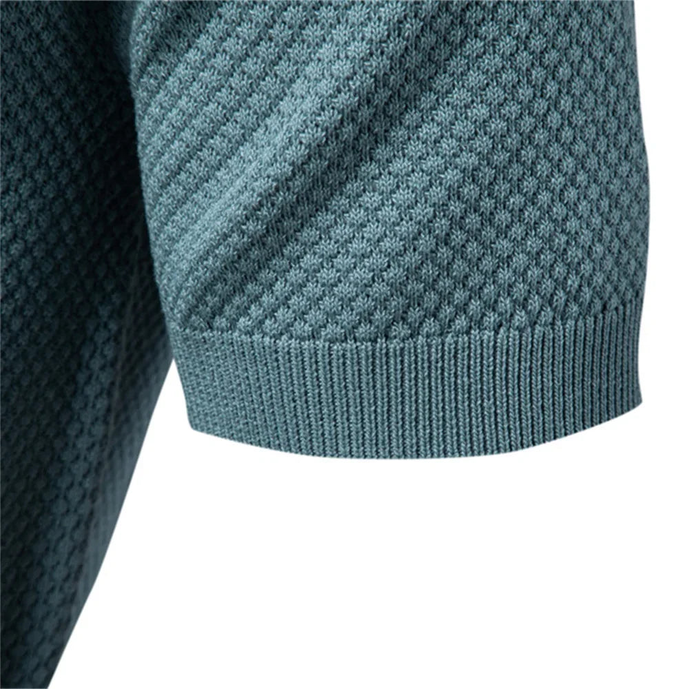 Sommerliches Herren Poloshirt Elio mit Kurzarm. Strukturiert, bequem und stilvoll für Freizeit & warme Tage.