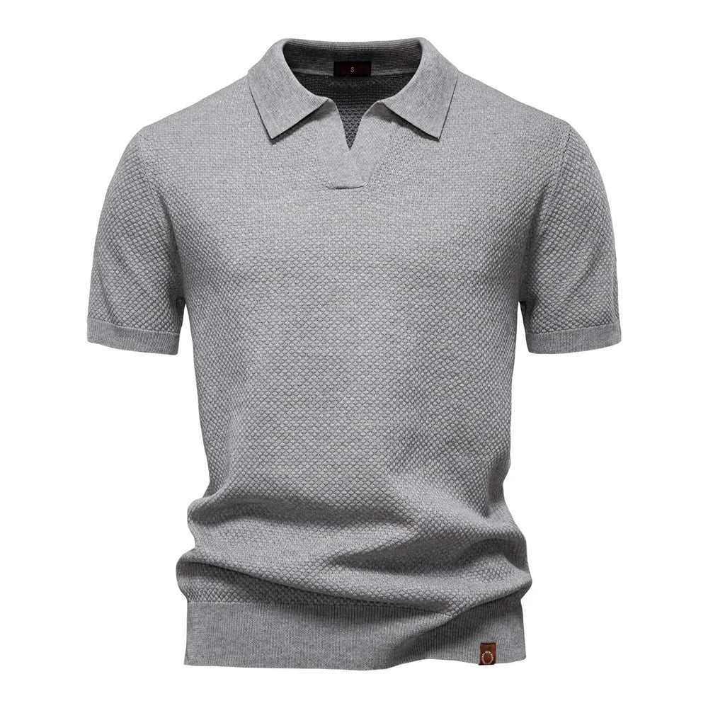 Mann trägt das elegante, strukturierte Herren Poloshirt Elio. Ideal für Freizeit und Business Casual. Komfortabel.