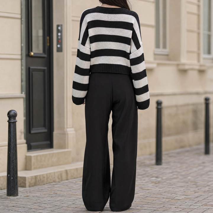 Modischer Damen Rundhalspullover mit Streifenmuster. Lässiger Stil für Herbst- & Wintergarderobe.