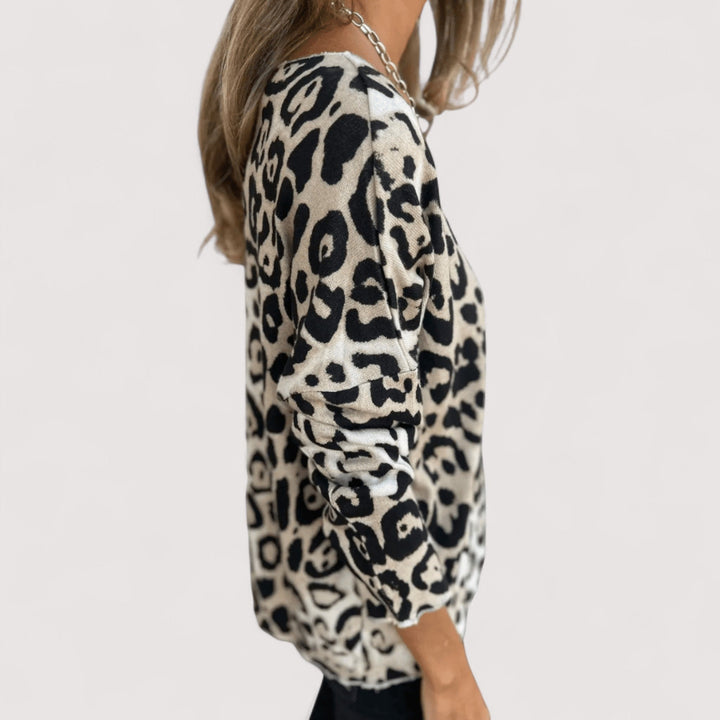 Model trägt lockeres Damen Leoparden Top. Modernes Freizeit Shirt für elegante Damen Mode im Sommer und Herbst.