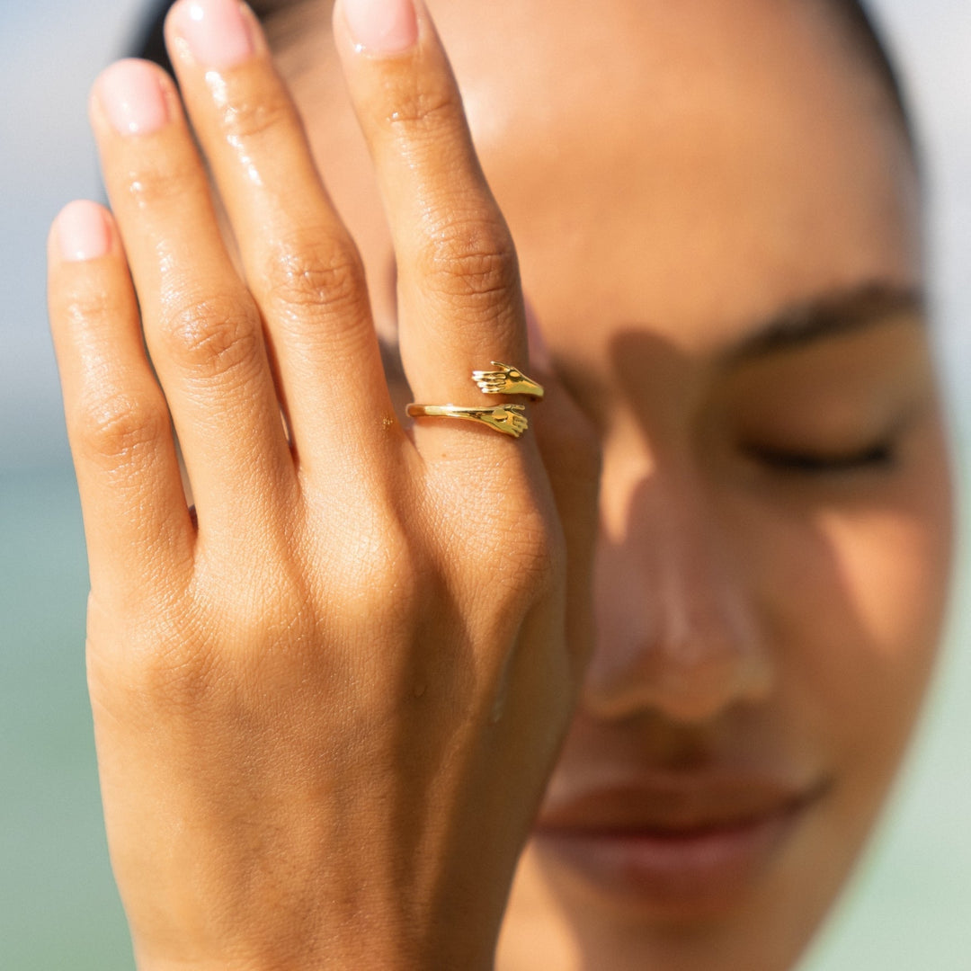 Vielseitiger goldener Damenring, verstellbar, wasserfest. Ein minimalistisches Accessoire für jeden Anlass.