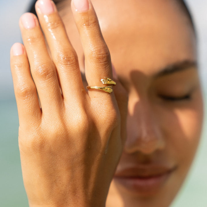 Vielseitiger goldener Damenring, verstellbar, wasserfest. Ein minimalistisches Accessoire für jeden Anlass.