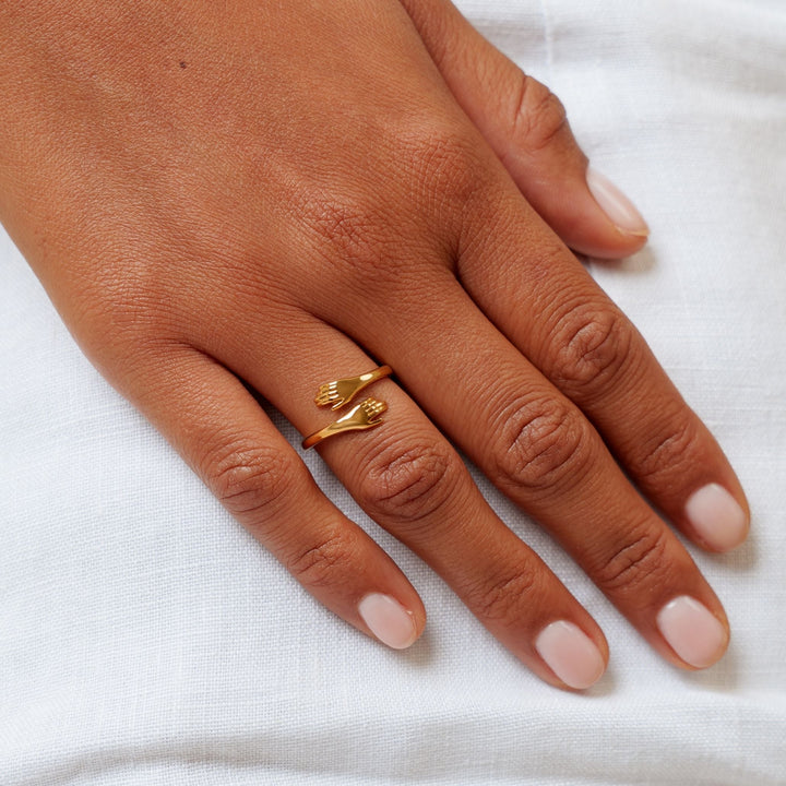 Eleganter minimalistischer Goldring für Damen mit offenem Wrap-Design, gefertigt aus wasserfestem Edelstahl.