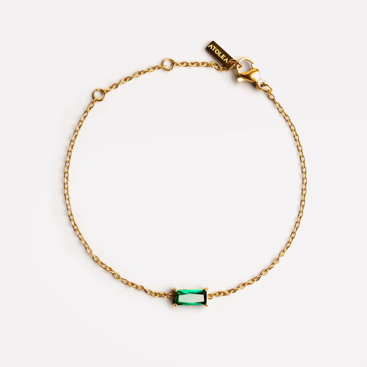 Auffälliges Damen Goldarmband mit smaragdgrünem Stein. Wasserfester, hypoallergener Edelstahlschmuck für elegante Looks.