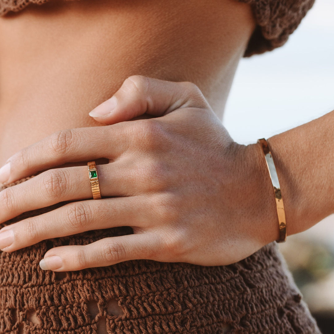 Eleganter Damen Statement Ring mit grünem Zirkonia, perfekt als Geschenk. Chunky Modeschmuck aus wasserfestem Edelstahl.