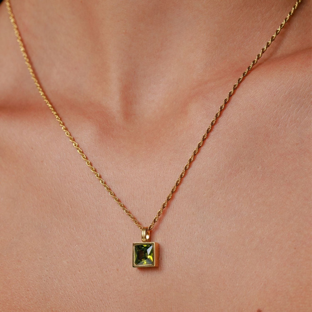 Exquisite Damen Goldkette mit grünem Zirkon. Elegantes Schmuckstück, ideal als Geschenk für Frauen.