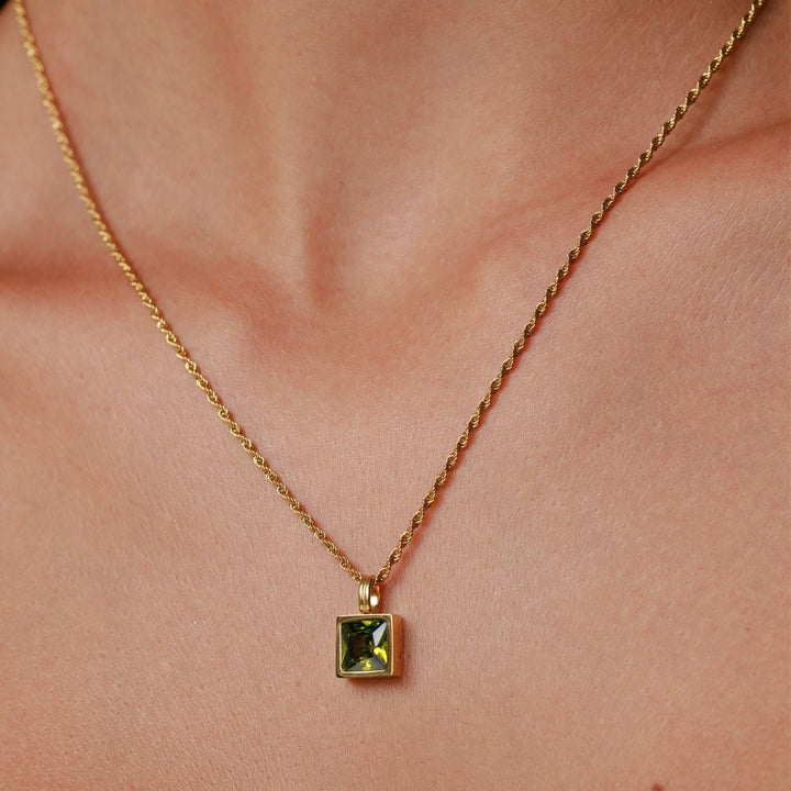 Exquisite Damen Goldkette mit grünem Zirkon. Elegantes Schmuckstück, ideal als Geschenk für Frauen.