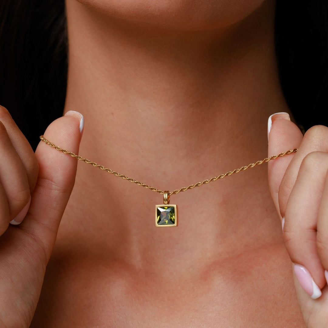 Elegante Damen Halskette Gold Edelstahl mit grünem Zirkon Anhänger an feiner Rope Chain.