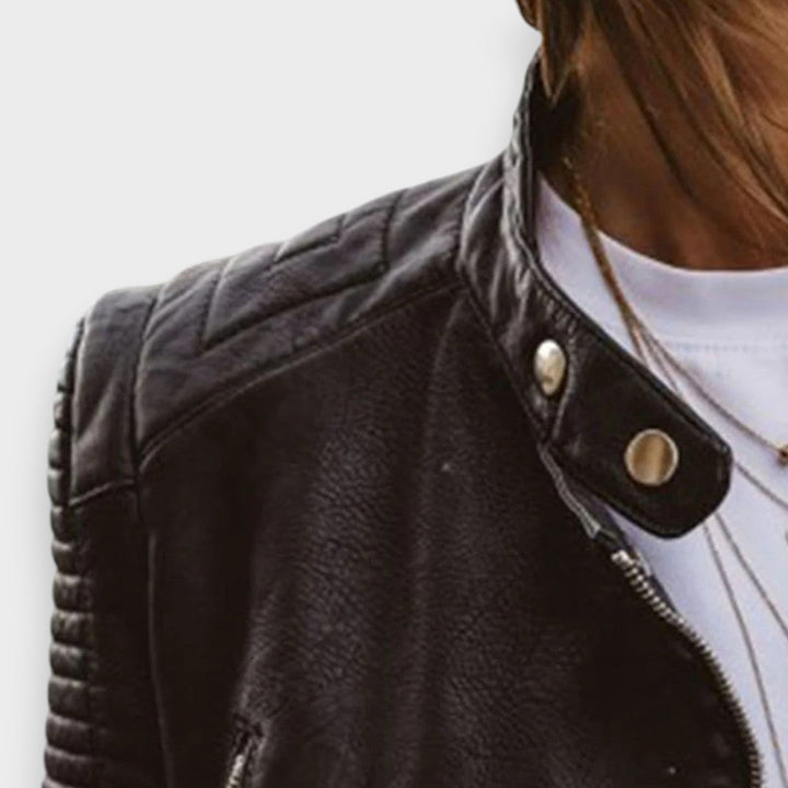 Vielseitige schwarze Damenmode Jacke im Streetstyle, elegant und bequem für Freizeitaktivitäten.
